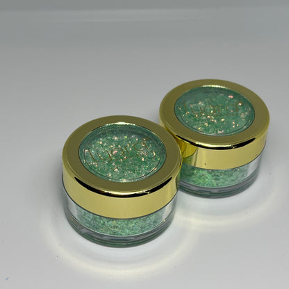 Glitter vert sur ongles en gel
